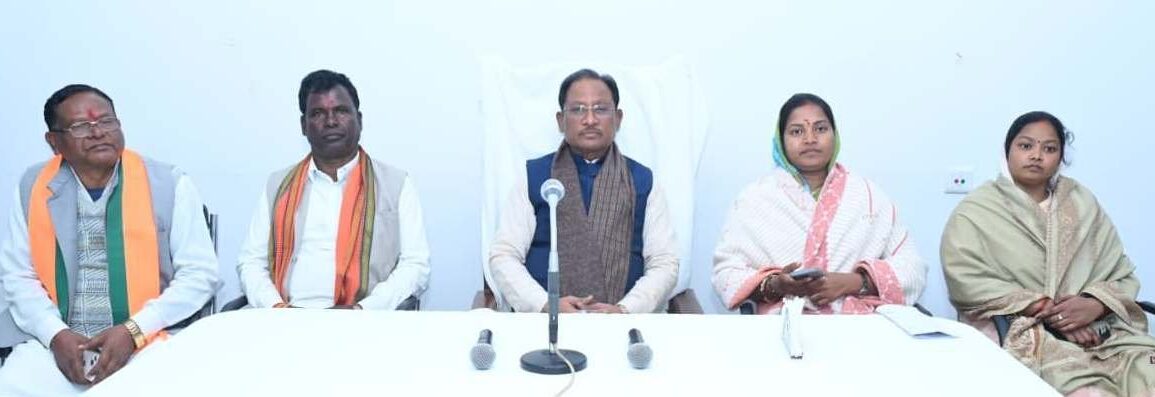 मुख्यमंत्री विष्णु देव साय ने सूरजपुर में शासकीय कार्यक्रमों के क्रियान्वयन की समीक्षा, कहा - सरकार की योजनाओं का लाभ समाज के अंतिम व्यक्ति तक पहुंचाएं