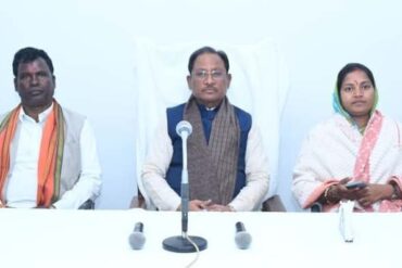 मुख्यमंत्री विष्णु देव साय ने सूरजपुर में शासकीय कार्यक्रमों के क्रियान्वयन की समीक्षा, कहा - सरकार की योजनाओं का लाभ समाज के अंतिम व्यक्ति तक पहुंचाएं