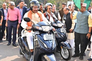 राष्ट्रीय सड़क सुरक्षा माह-2026 : मुख्यमंत्री ने सड़क सुरक्षा का संदेश देते हुए स्वयं हेलमेट पहनकर चलाई स्कूटी, राज्यस्तरीय सड़क सुरक्षा सम्मान समारोह में हुए शामिल