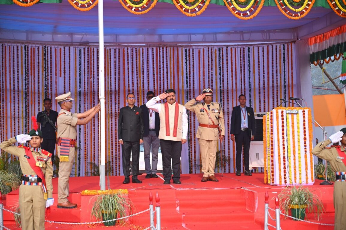 उपमुख्यमंत्री विजय शर्मा ने गणतंत्र दिवस पर अम्बिकापुर के पीजी कॉलेज मैदान में फहराया राष्ट्रीय ध्वज