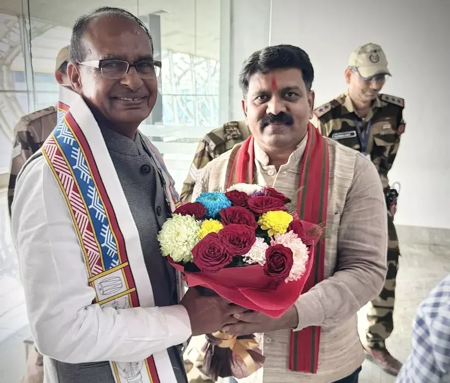 केंद्रीय मंत्री शिवराज सिंह चौहान पहुंचे रायपुर, उपमुख्यमंत्री विजय शर्मा ने किया स्वागत