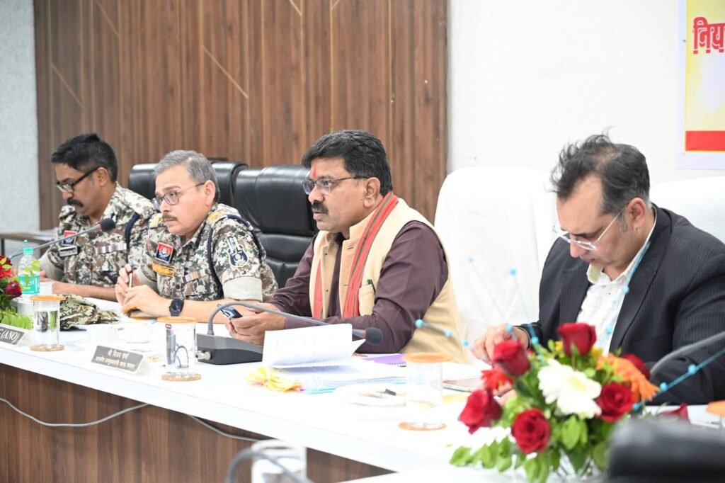 उपमुख्यमंत्री विजय शर्मा ने बीजापुर में जिला स्तरीय अधिकारियों से नियद नेल्ला नार योजना की ली समीक्षा बैठक, कहा - 31 मार्च 2026 तक सशस्त्र माओवाद के पूर्ण उन्मूलन निश्चित