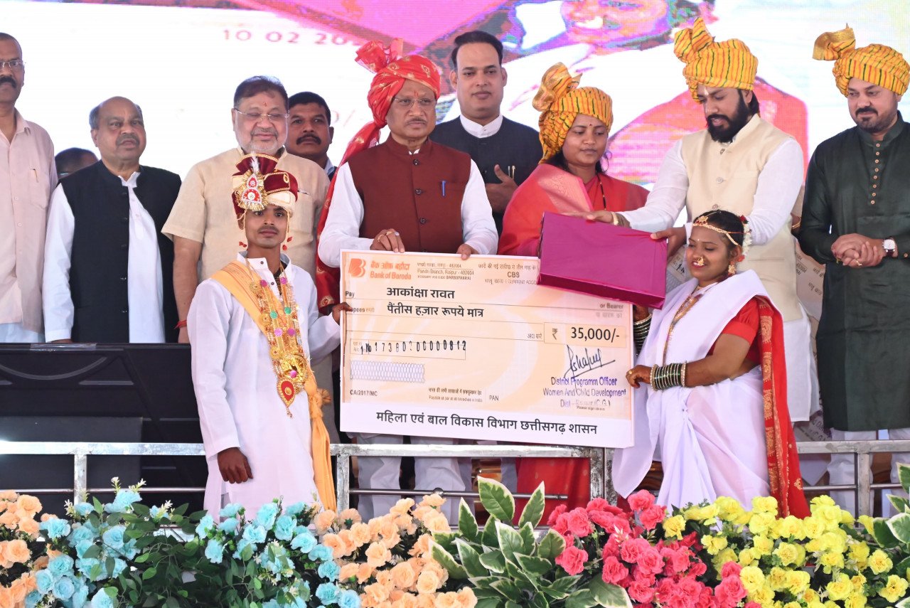 Six newlyweds took a vow to stay together: बौद्ध परंपराओं के साथ 6 नवदंपत्तियों ने लिया जीवनभर साथ निभाने का संकल्प, CM विष्णु देव साय ने दिया आशीर्वाद 4 1770725089 53e8dc79b8404f4c4c42