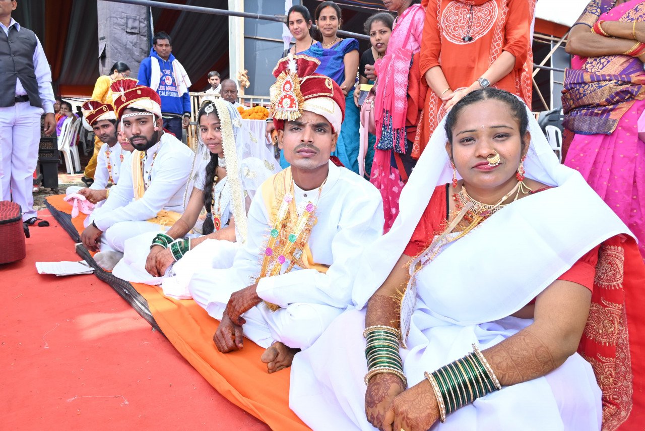 Six newlyweds took a vow to stay together: बौद्ध परंपराओं के साथ 6 नवदंपत्तियों ने लिया जीवनभर साथ निभाने का संकल्प, CM विष्णु देव साय ने दिया आशीर्वाद 3 1770725106 3a85938685b06a1f1c4f