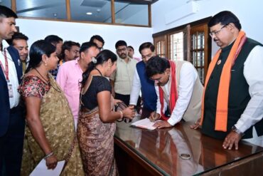 सहयोग केन्द्र में उपमुख्यमंत्री विजय शर्मा से मिले कार्यकर्ता, आवेदनों के निराकरण हेतु दिए संबंधित विभाग को निर्देश