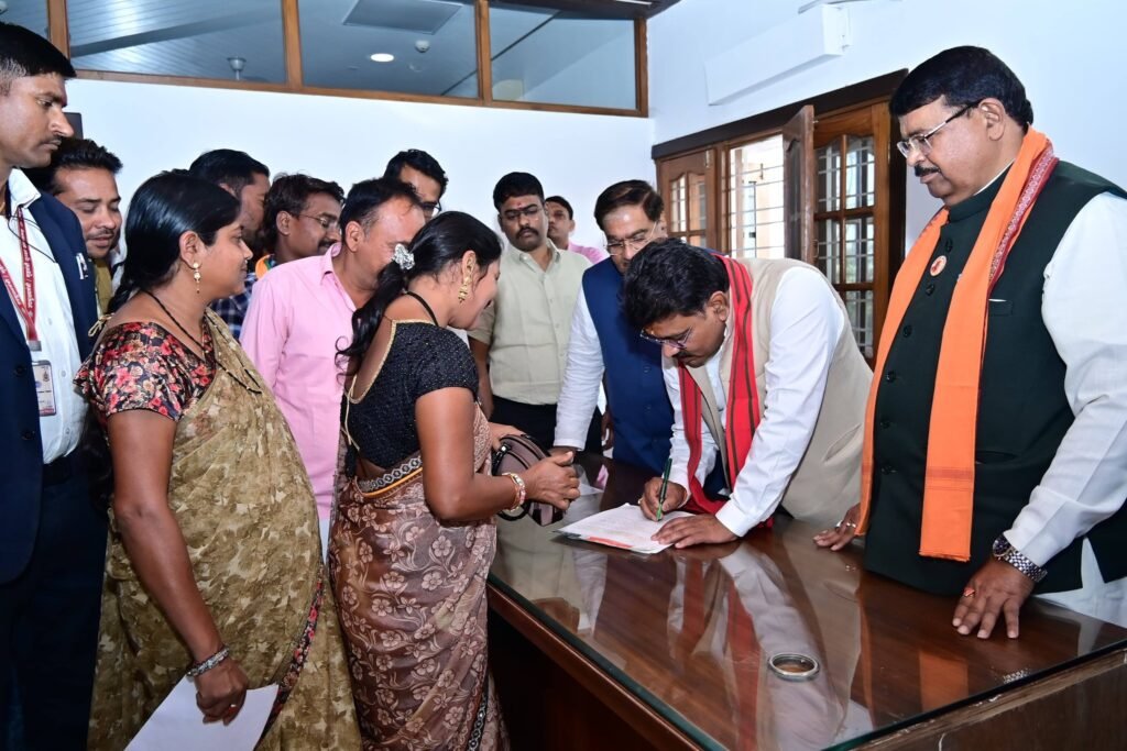 सहयोग केन्द्र में उपमुख्यमंत्री विजय शर्मा से मिले कार्यकर्ता, आवेदनों के निराकरण हेतु दिए संबंधित विभाग को निर्देश