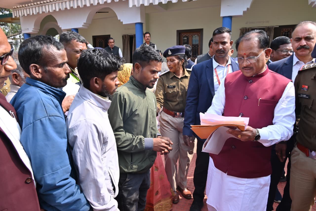 CM Jandarshan: मुख्यमंत्री विष्णु देव साय का गृह ग्राम बगिया में जनदर्शन, आमजन से किया आत्मीय संवाद 3 CM1