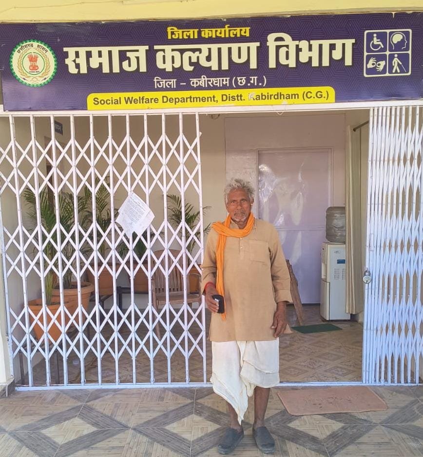 Sensitive Initiative: शासन की संवेदनशील पहल से बदली बुजुर्ग 'माखन' की दुनिया... श्रवण यंत्र से लौटी संवाद की क्षमता 2 Makhan lal