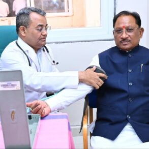 स्वास्थ्य के प्रति जागरूकता का संदेश: मुख्यमंत्री विष्णुदेव साय ने विधानसभा परिसर में तीन दिवसीय स्वास्थ्य शिविर का किया शुभारंभ