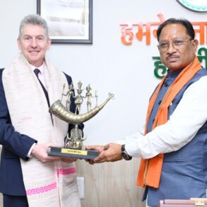 मुख्यमंत्री विष्णु देव साय से आस्ट्रेलिया के महावाणिज्य दूत बर्नार्ड लिंच ने की सौजन्य मुलाकात